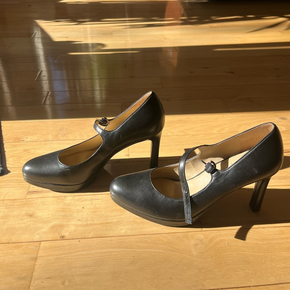 Naturalizer Black Leather heels